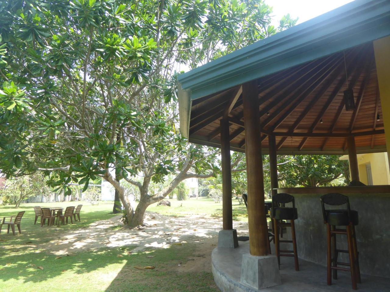 Raja Beach Hotel Balapitiya Exterior photo