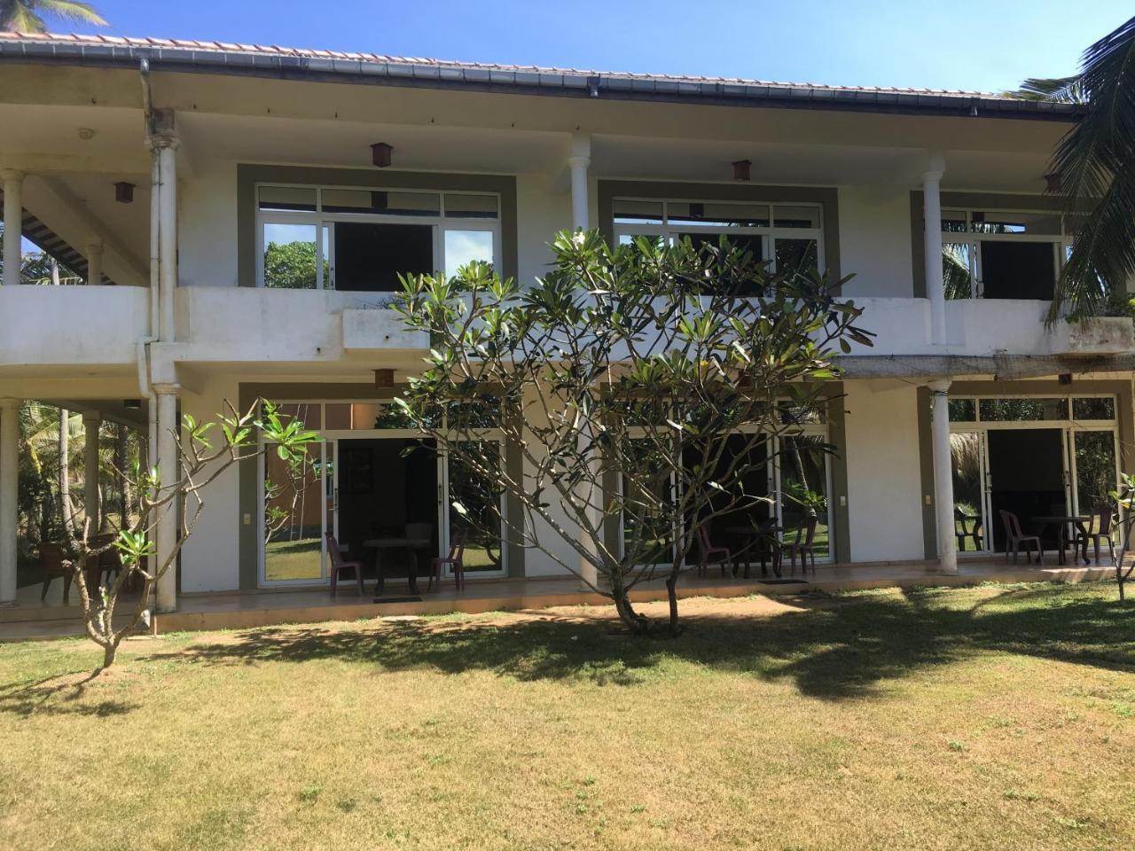 Raja Beach Hotel Balapitiya Exterior photo