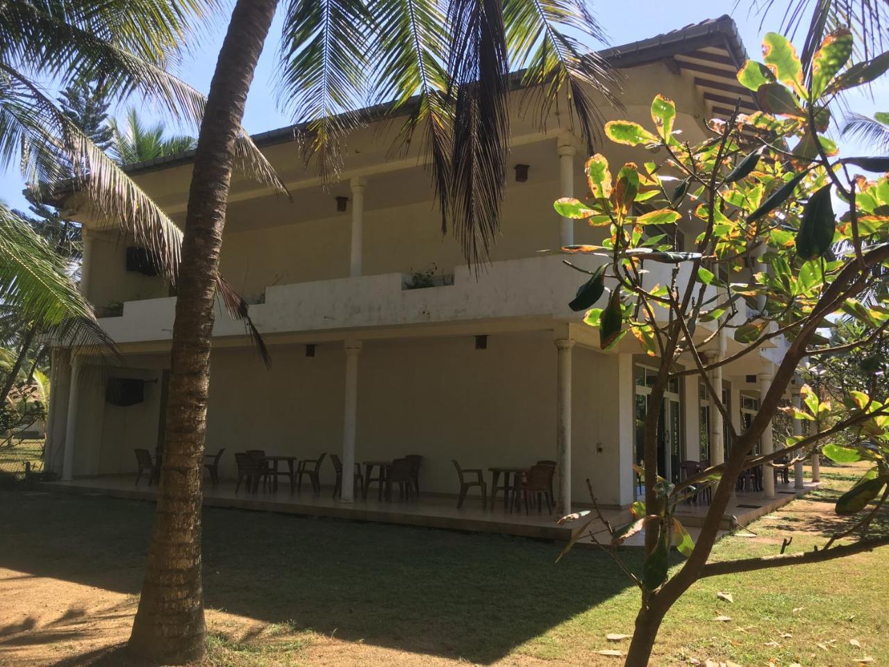 Raja Beach Hotel Balapitiya Exterior photo