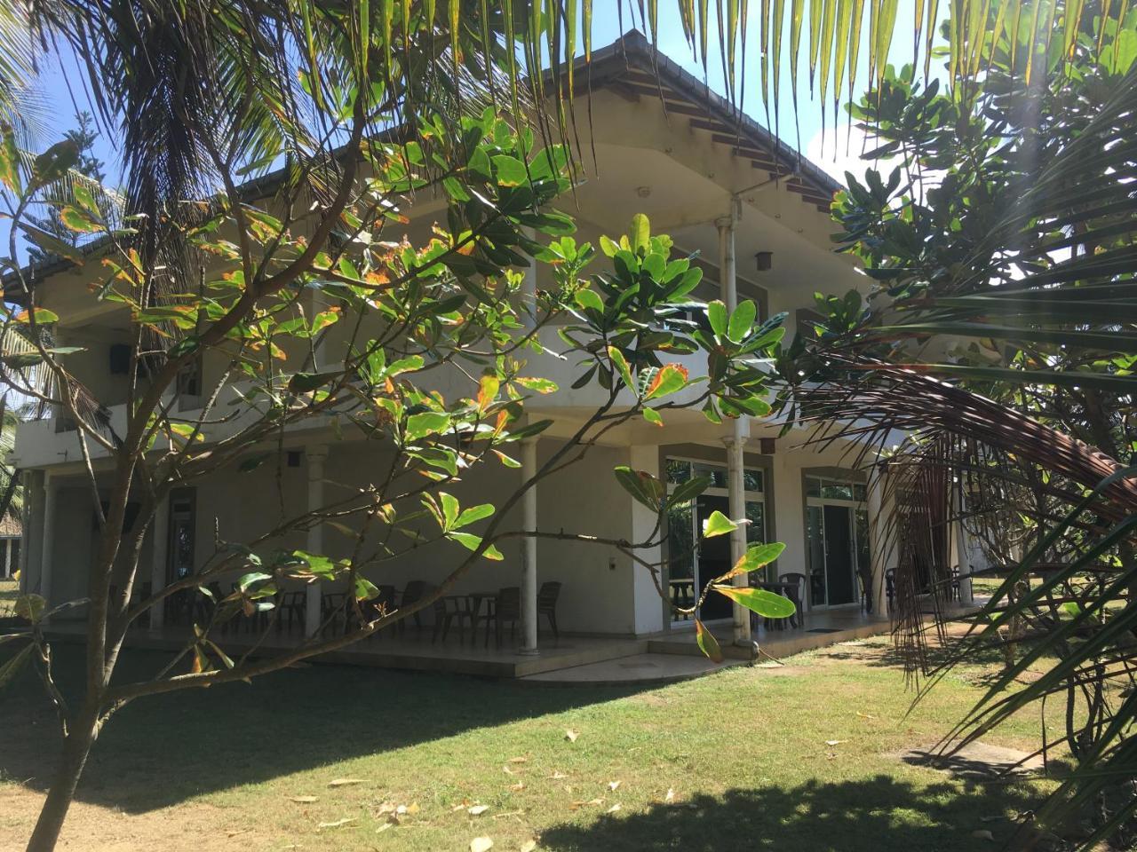 Raja Beach Hotel Balapitiya Exterior photo