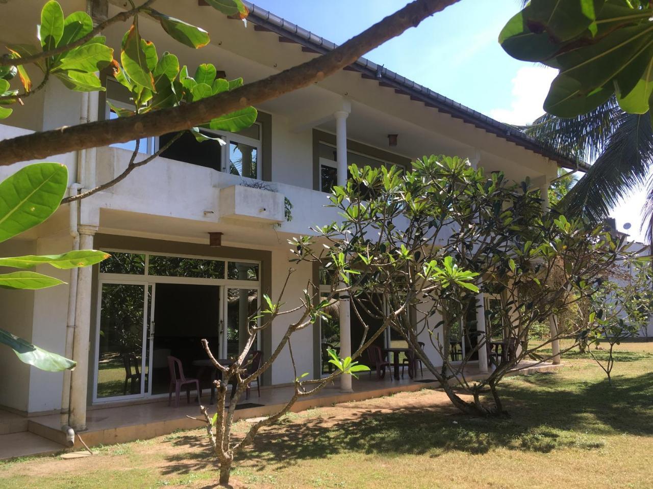 Raja Beach Hotel Balapitiya Exterior photo