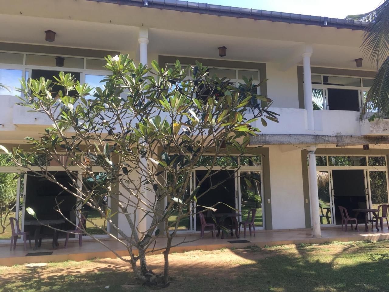 Raja Beach Hotel Balapitiya Exterior photo