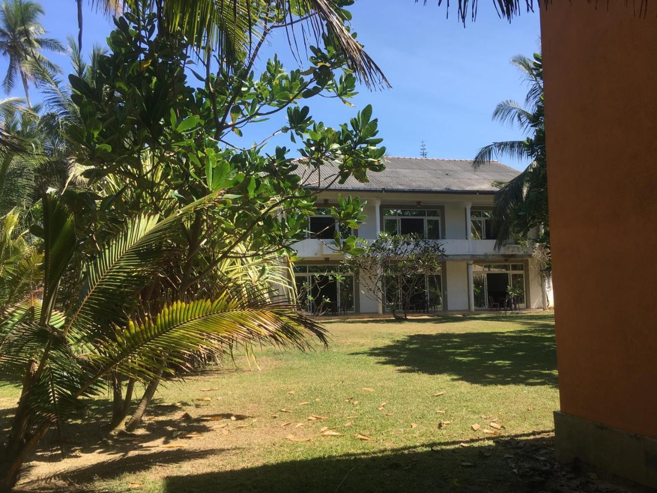 Raja Beach Hotel Balapitiya Exterior photo