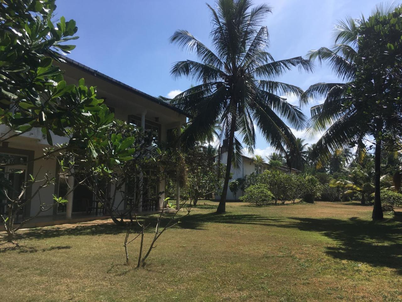 Raja Beach Hotel Balapitiya Exterior photo