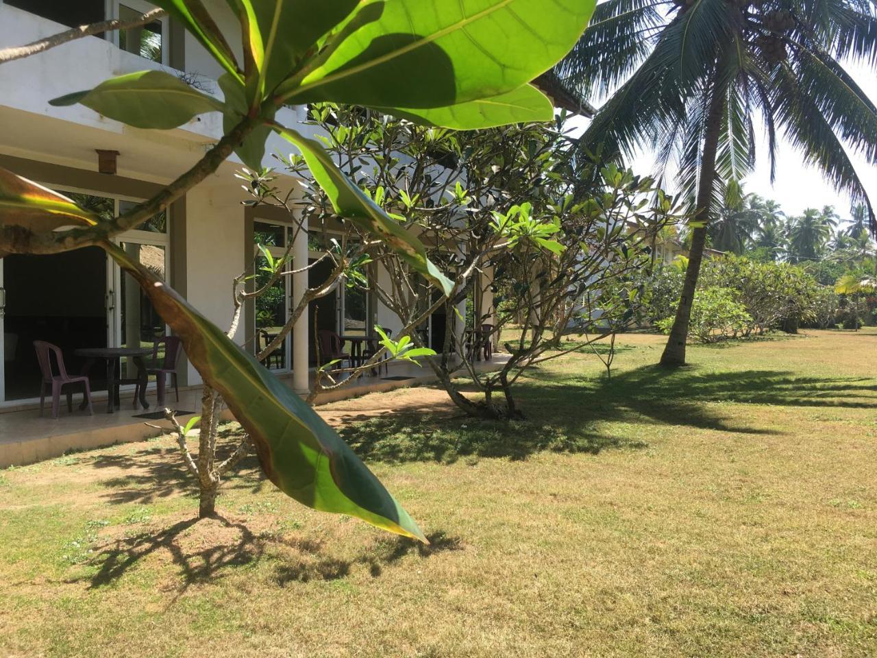 Raja Beach Hotel Balapitiya Exterior photo