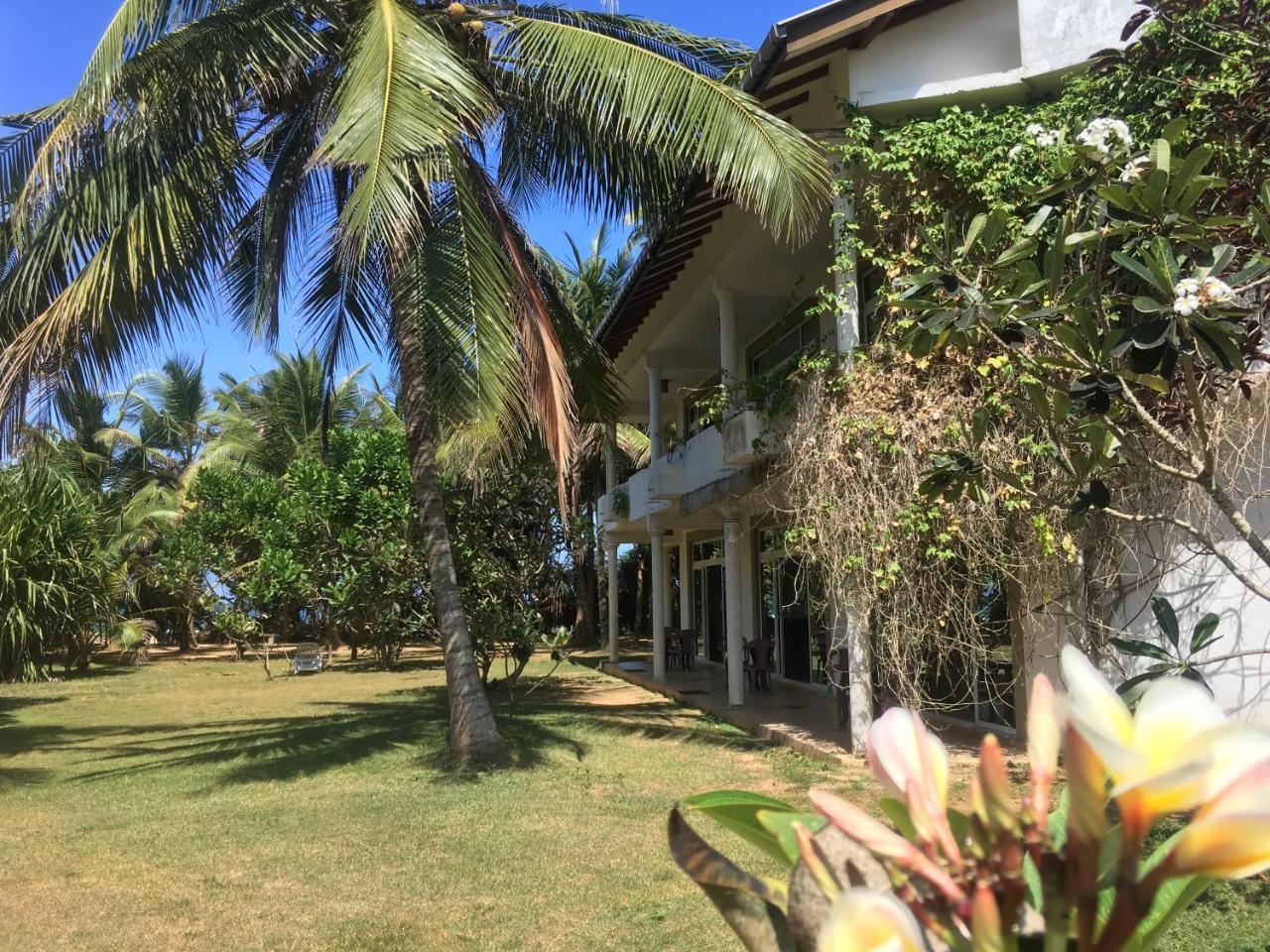 Raja Beach Hotel Balapitiya Exterior photo